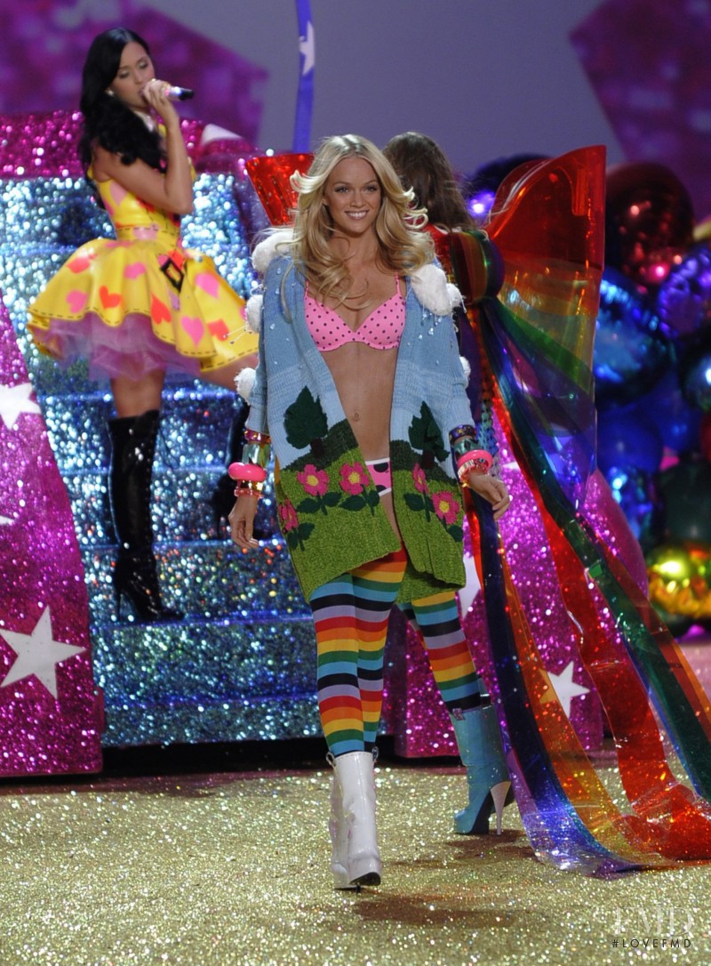 Lindsay Ellingson featured in  the Victoria\'s Secret fashion show for Christmas 2010