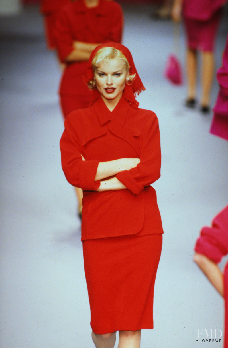 Eva Herzigova featured in  the Chanel fashion show for Autumn/Winter 1995