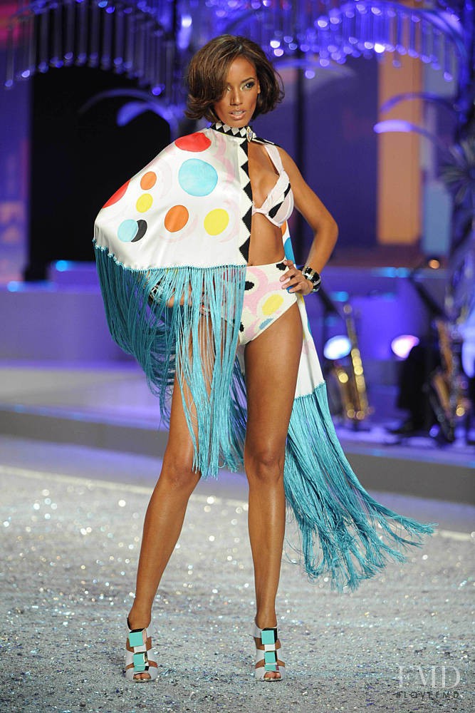 Selita Ebanks featured in  the Victoria\'s Secret fashion show for Christmas 2008