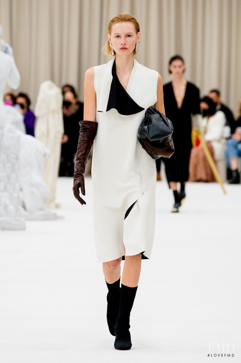 Elisa Nijman featured in  the Jil Sander fashion show for Autumn/Winter 2022