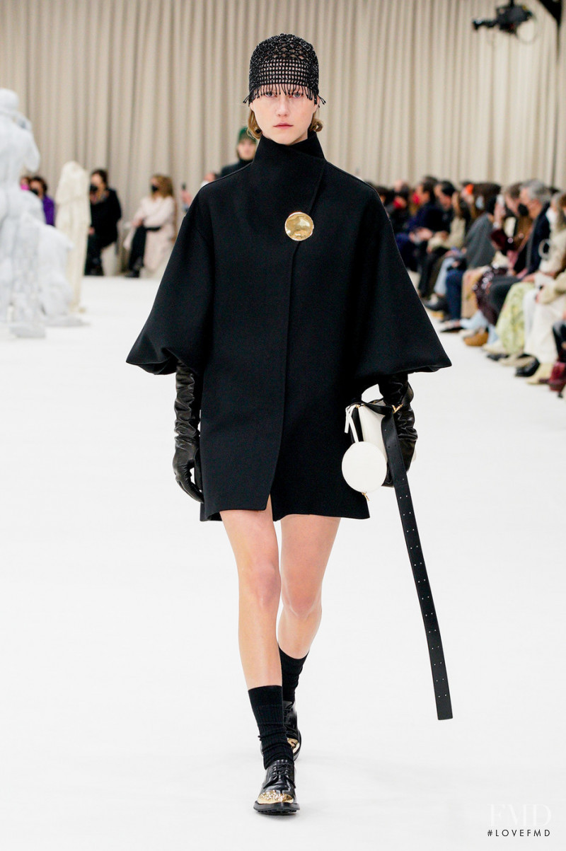 Julie Hoomans featured in  the Jil Sander fashion show for Autumn/Winter 2022