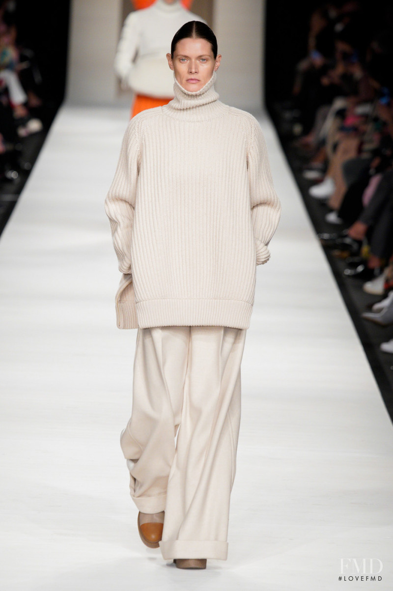 Malgosia Bela featured in  the Max Mara fashion show for Autumn/Winter 2022