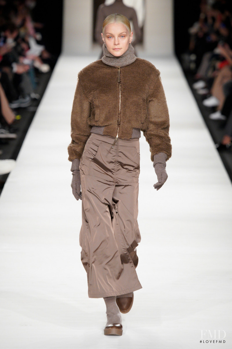 Jessica Stam featured in  the Max Mara fashion show for Autumn/Winter 2022