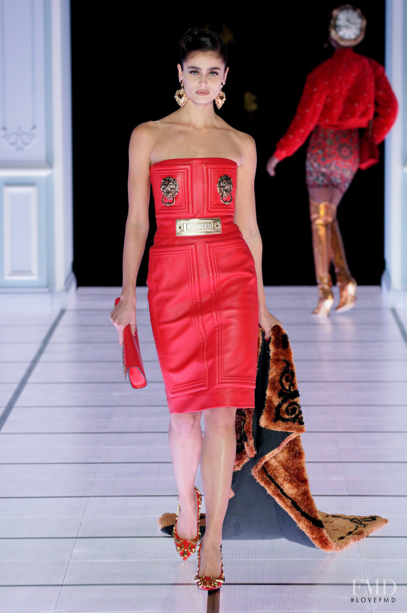 Taylor Hill featured in  the Moschino fashion show for Autumn/Winter 2022