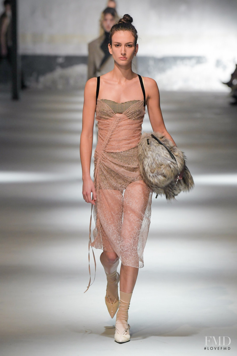 Chai Maximus featured in  the N° 21 fashion show for Autumn/Winter 2022