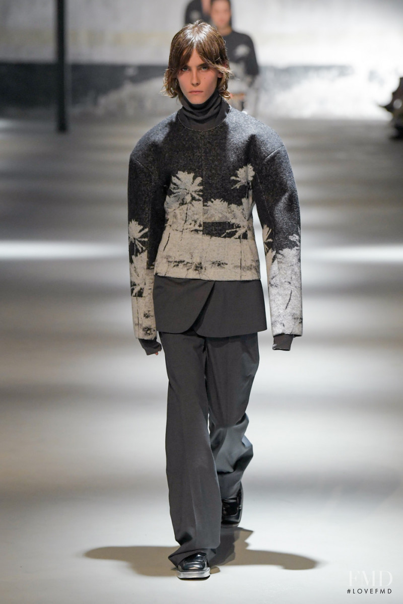 Frederic Bittner featured in  the N° 21 fashion show for Autumn/Winter 2022