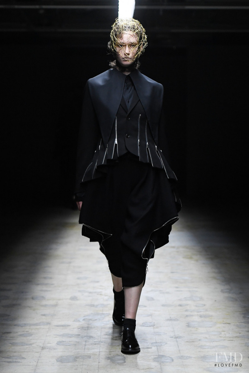 Noir Kei Ninomiya fashion show for Autumn/Winter 2022