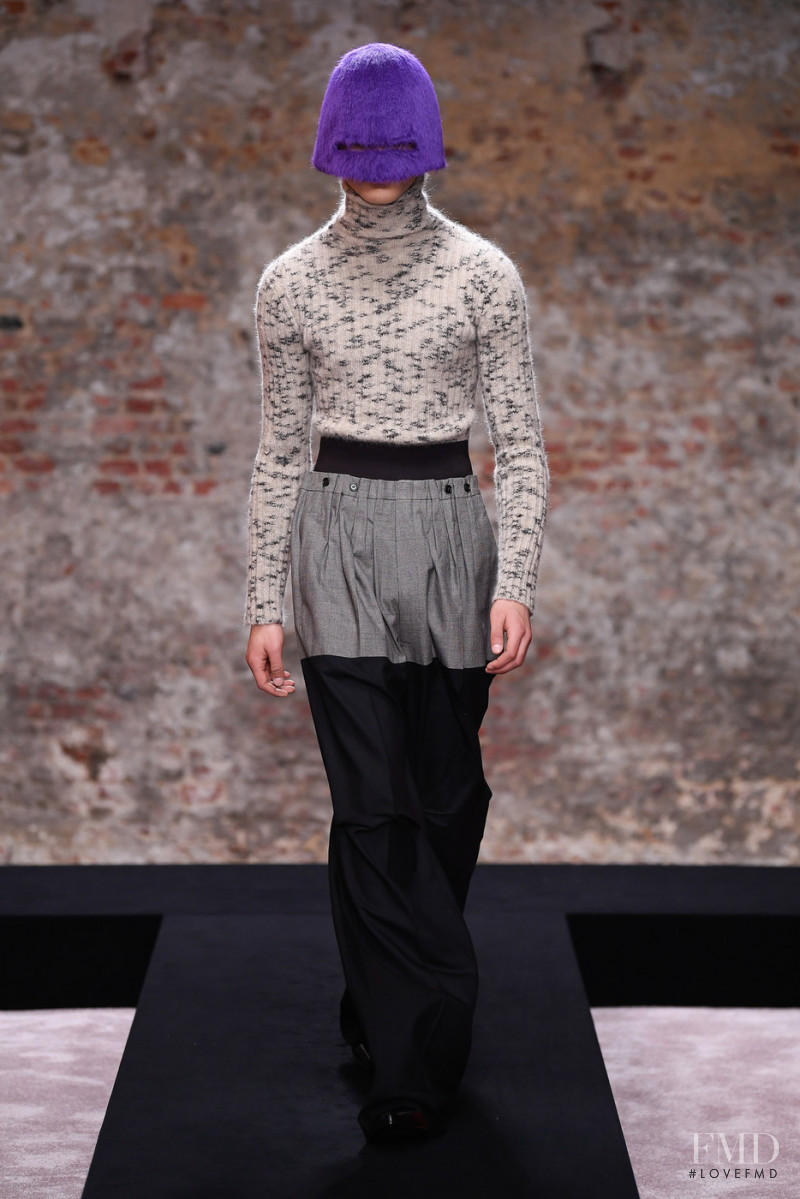 Raf Simons fashion show for Autumn/Winter 2022