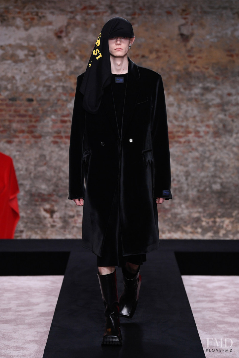 Raf Simons fashion show for Autumn/Winter 2022