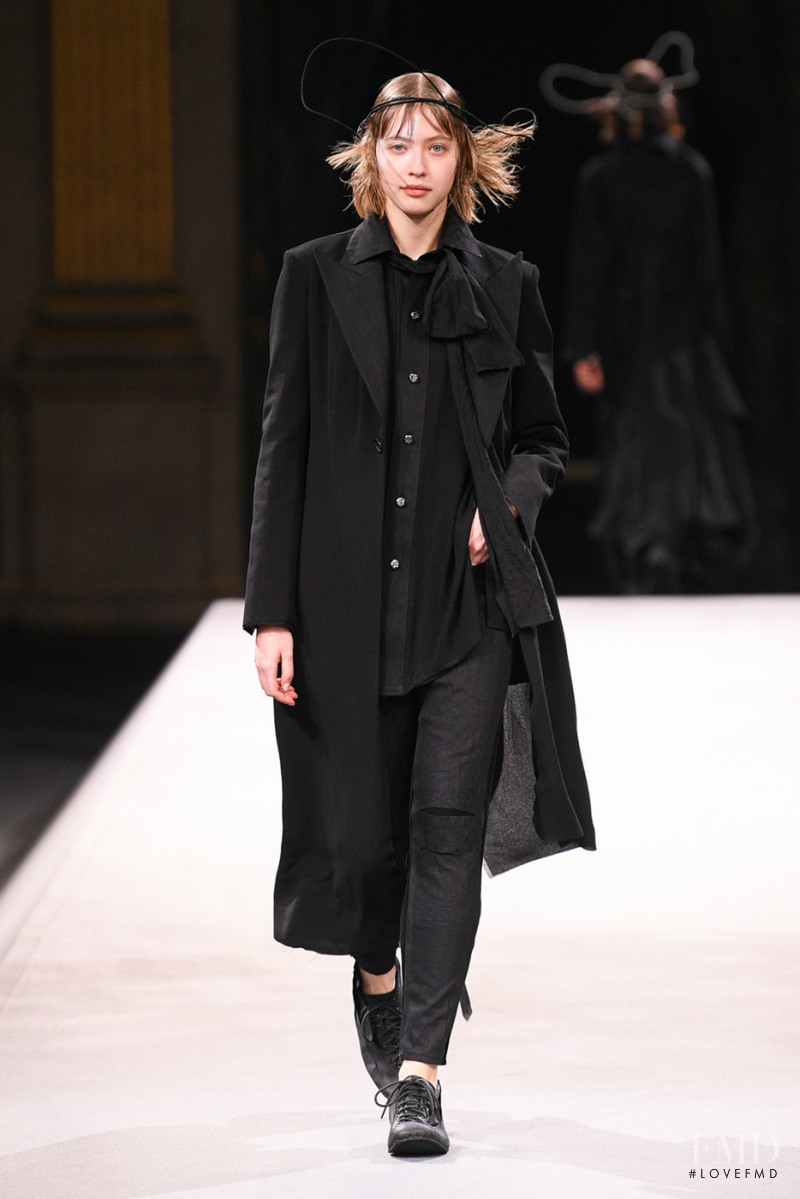 Yohji Yamamoto fashion show for Autumn/Winter 2022