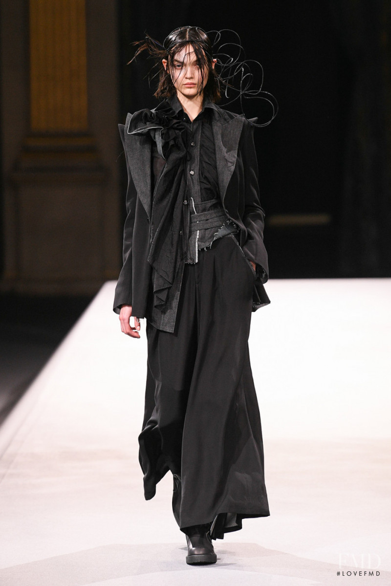 Yohji Yamamoto fashion show for Autumn/Winter 2022