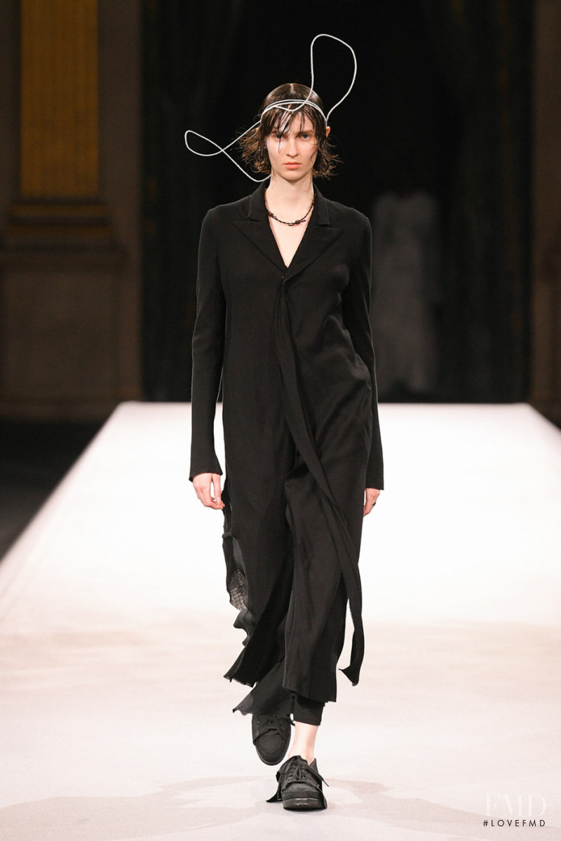 Yohji Yamamoto fashion show for Autumn/Winter 2022