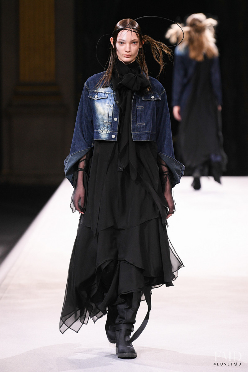 Yohji Yamamoto fashion show for Autumn/Winter 2022