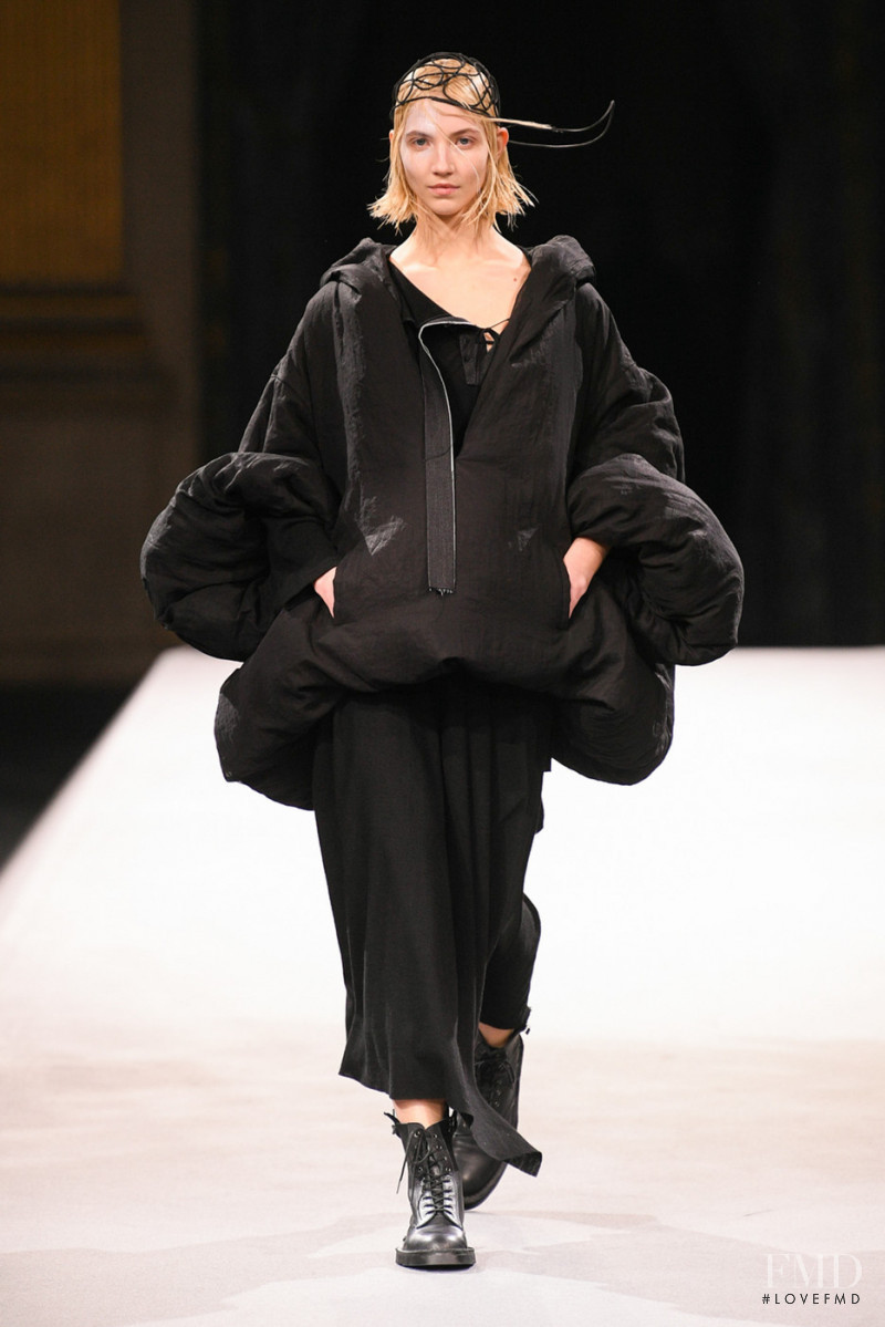 Yohji Yamamoto fashion show for Autumn/Winter 2022