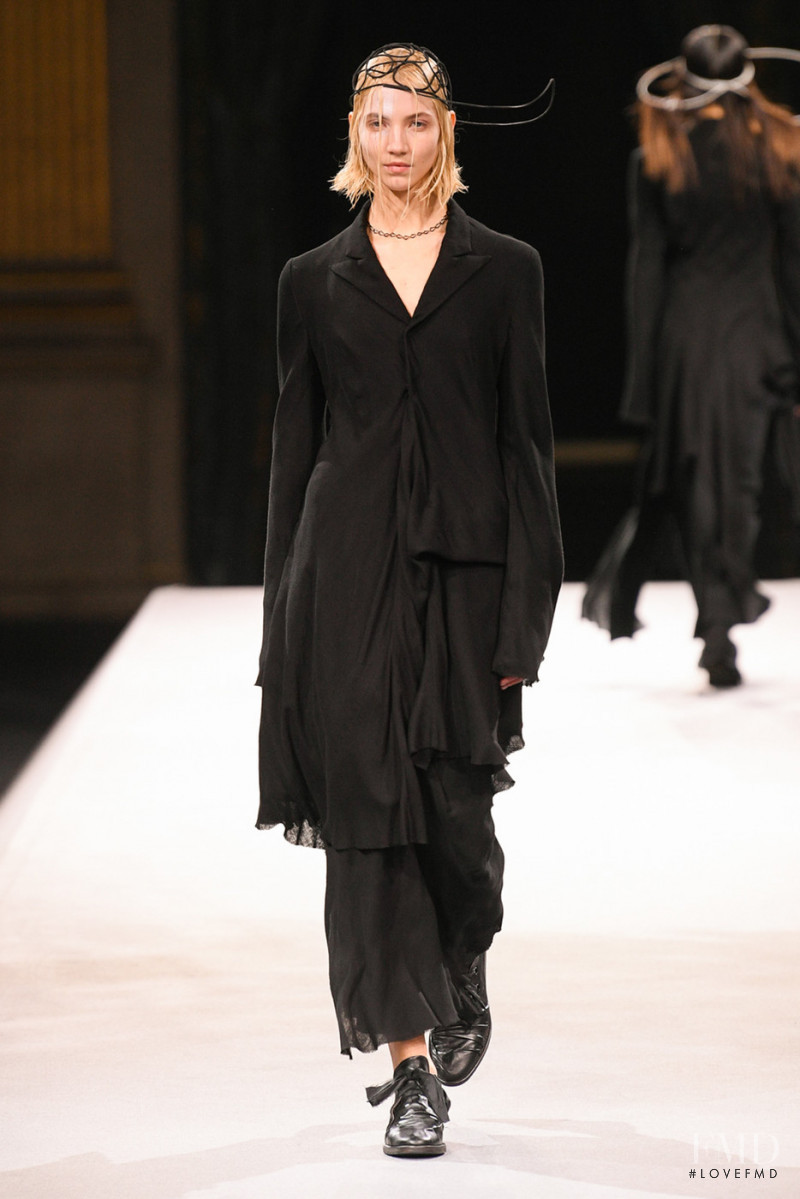 Yohji Yamamoto fashion show for Autumn/Winter 2022