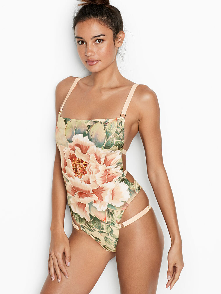 Kelsey Merritt featured in  the Victoria\'s Secret Swim catalogue for Spring/Summer 2019