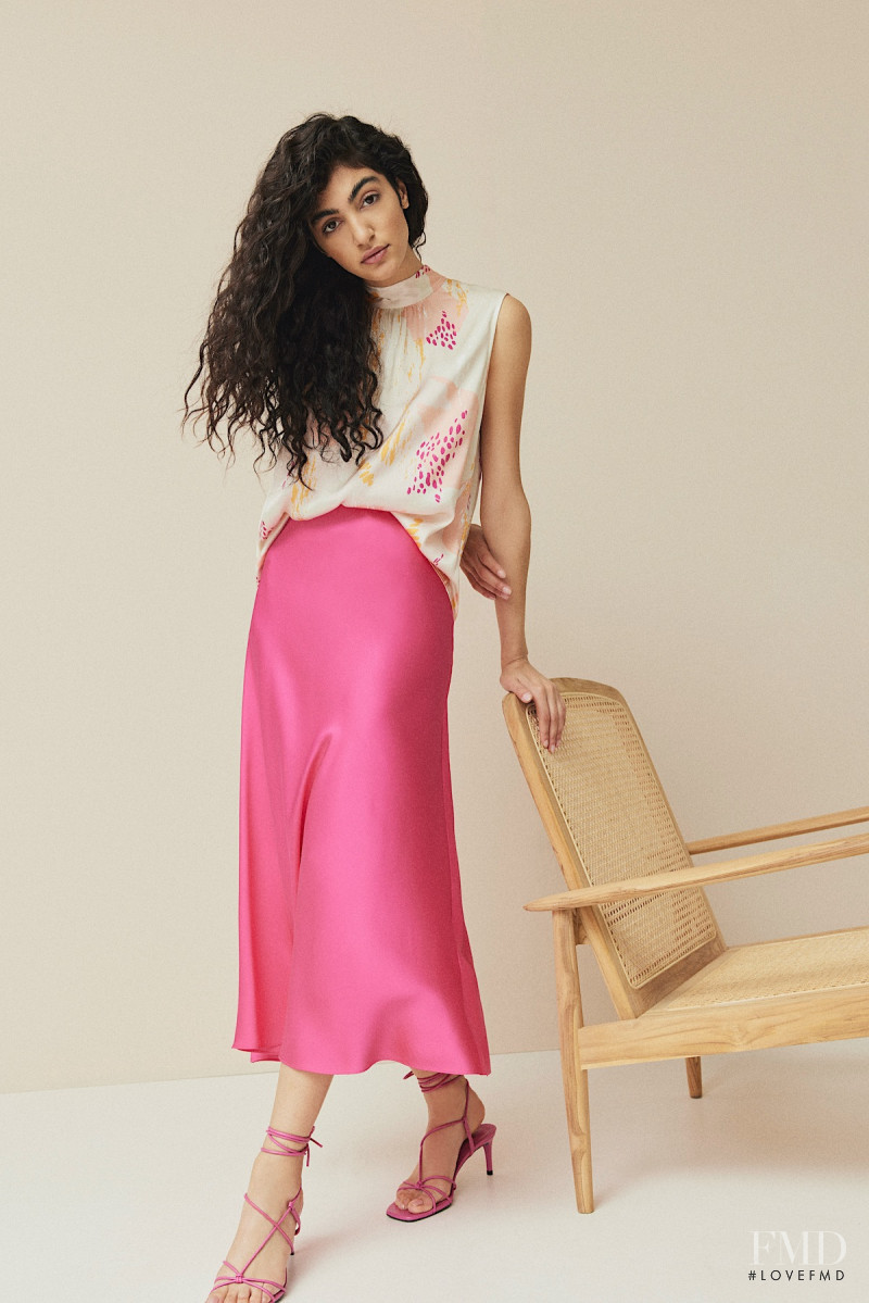 Soulin Omar featured in  the Taifun by Gerry Weber advertisement for Spring/Summer 2022