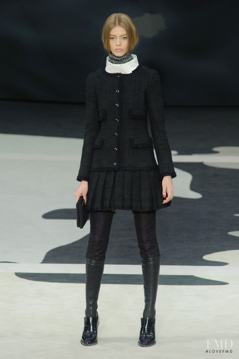 Ondria Hardin featured in  the Chanel fashion show for Autumn/Winter 2013