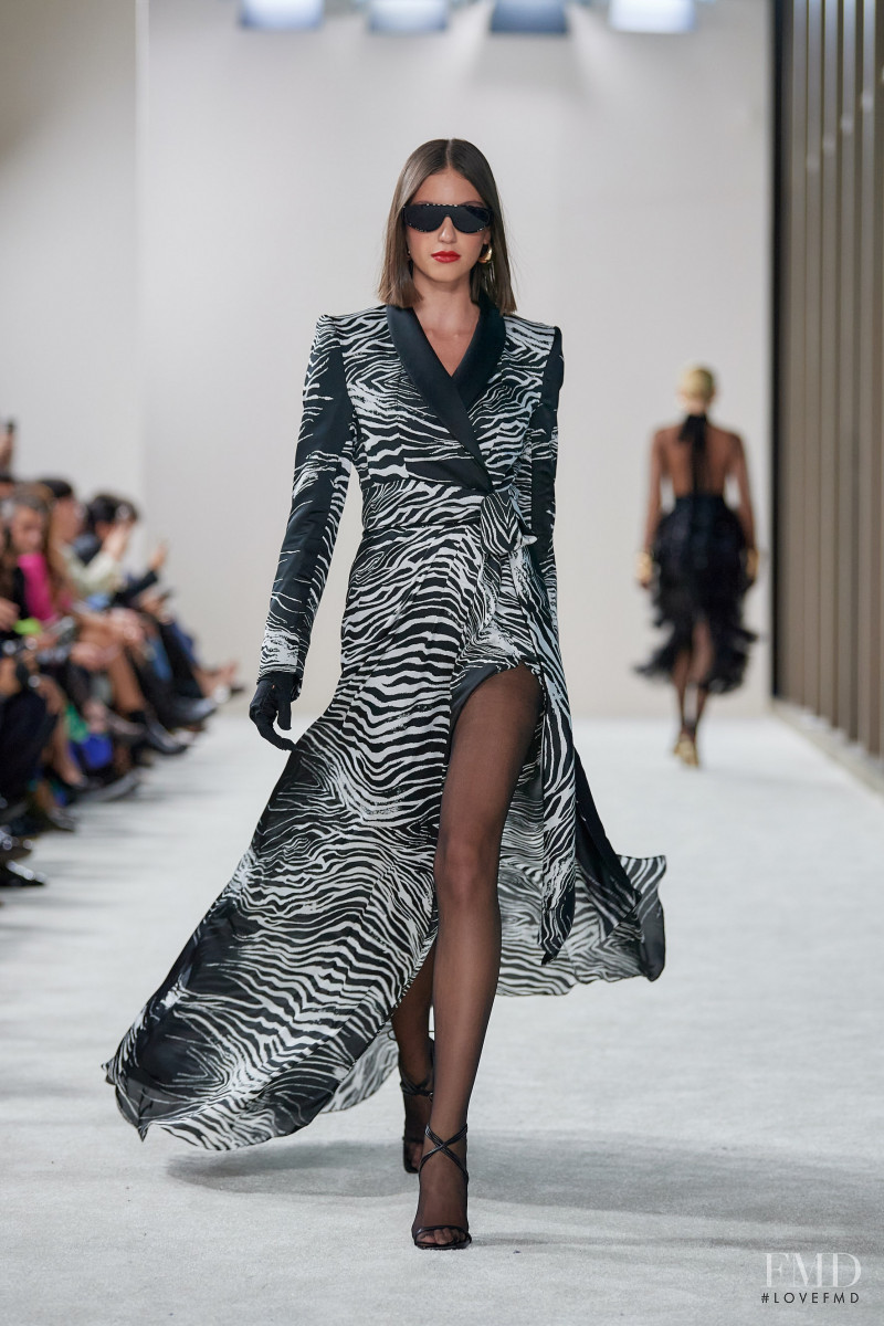 Julia Ardon featured in  the Alfredo Martinez fashion show for Autumn/Winter 2022