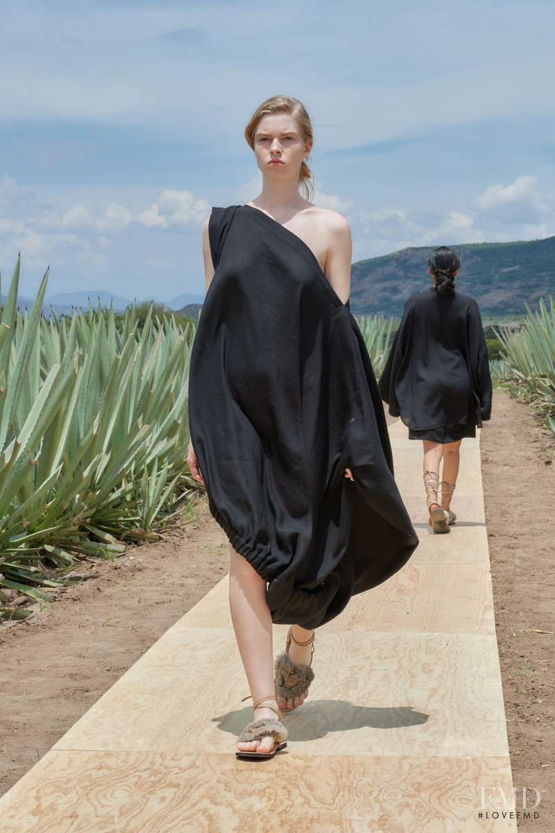 Julia Y Renata fashion show for Spring/Summer 2023