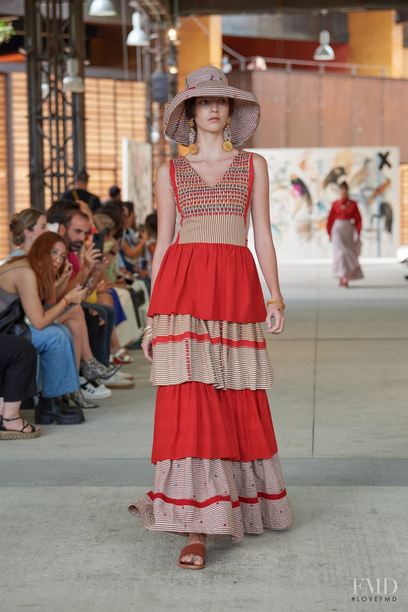 Julia Ardon featured in  the Moravy fashion show for Spring/Summer 2023