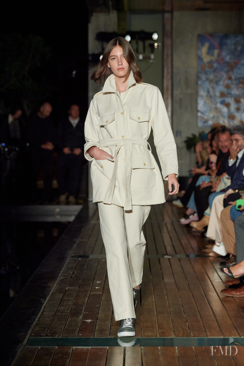 Julia Ardon featured in  the Lorena Saravia fashion show for Spring/Summer 2023