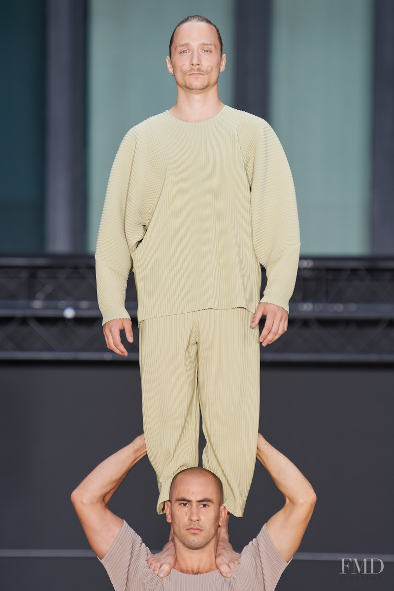 Homme Plissé Issey Miyake fashion show for Spring/Summer 2023