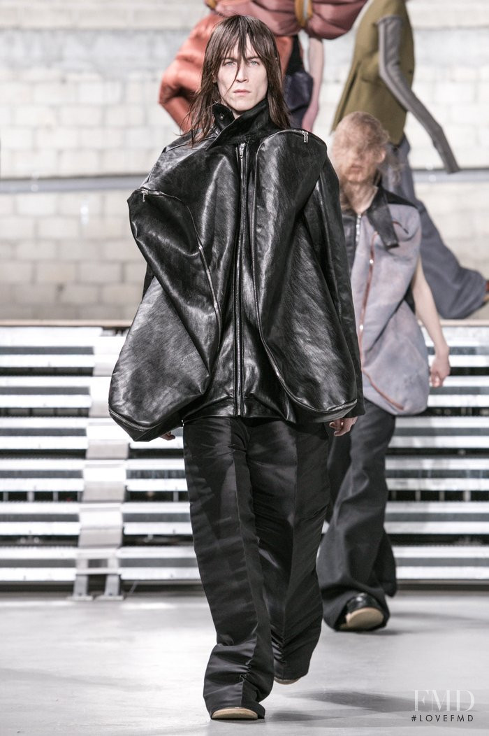 Rick Owens Glitter fashion show for Autumn/Winter 2017