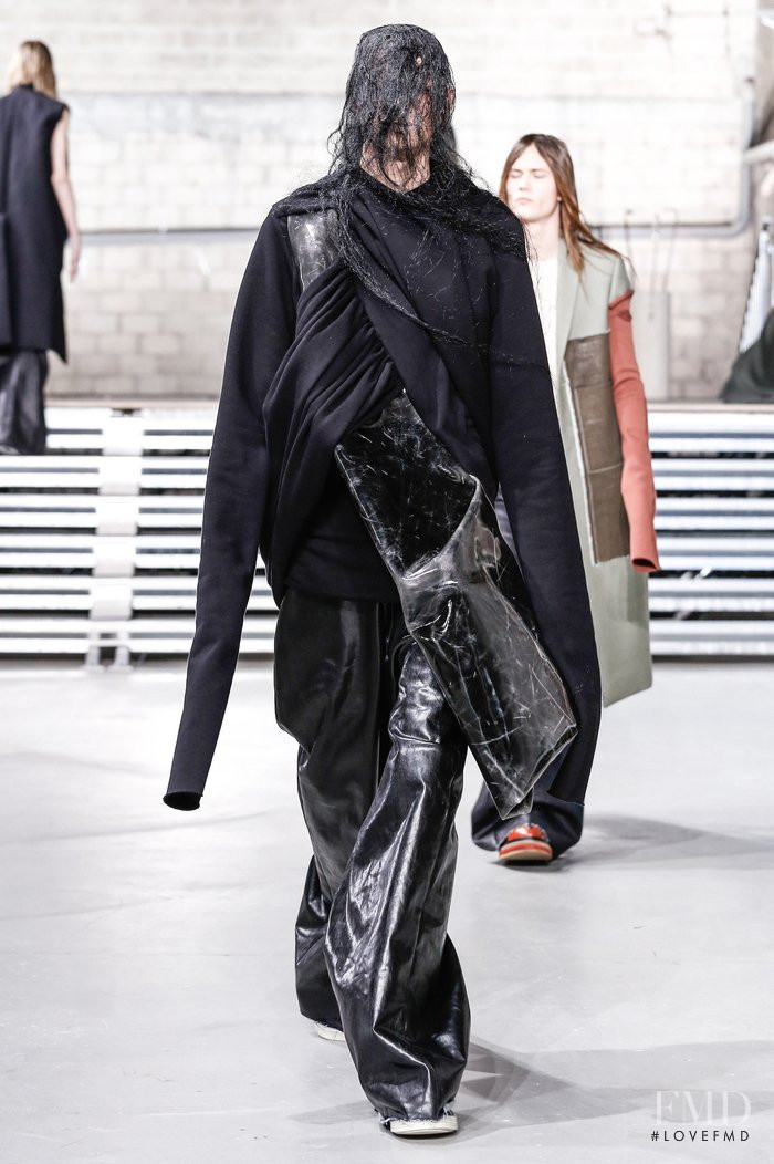 Rick Owens Glitter fashion show for Autumn/Winter 2017