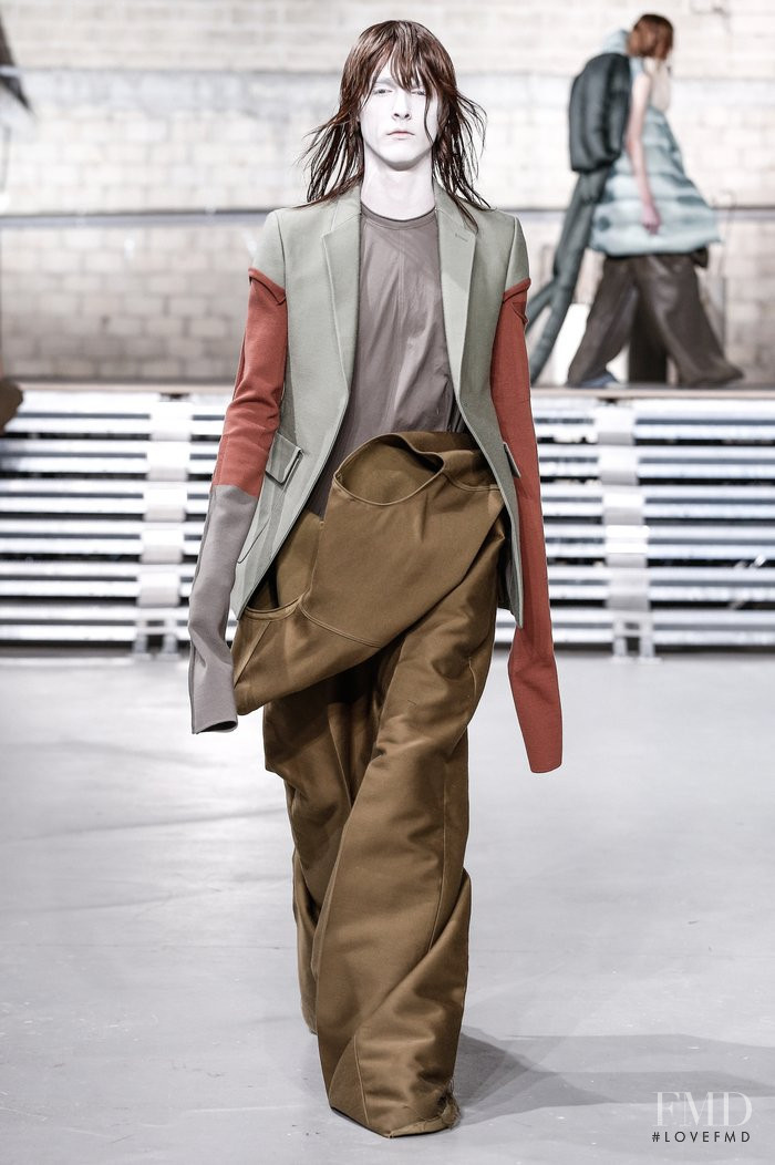 Rick Owens Glitter fashion show for Autumn/Winter 2017