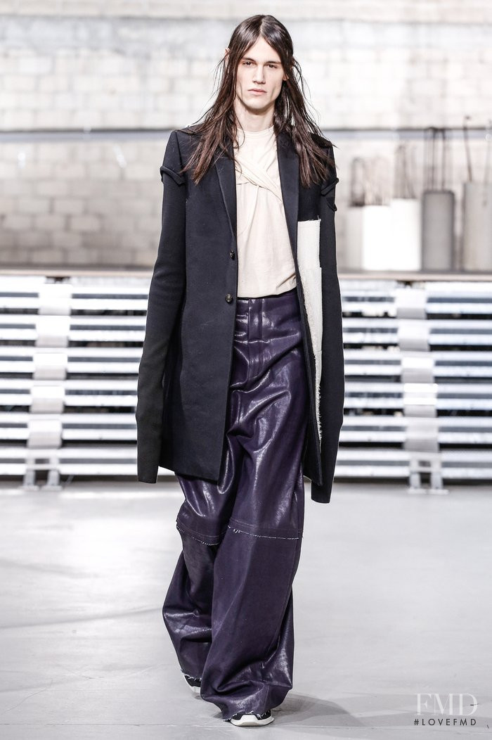 Rick Owens Glitter fashion show for Autumn/Winter 2017