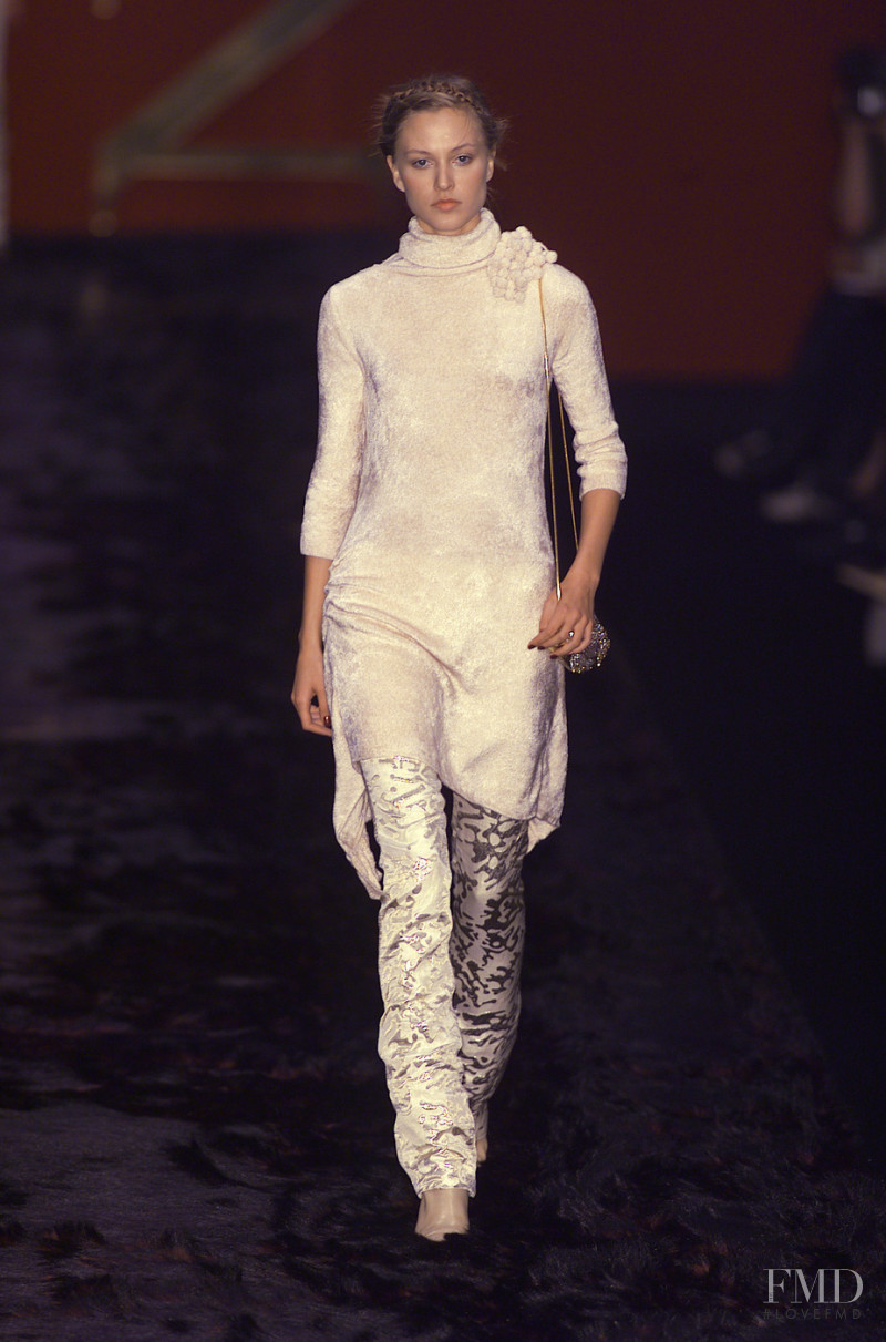 Nina Ricci fashion show for Autumn/Winter 2001