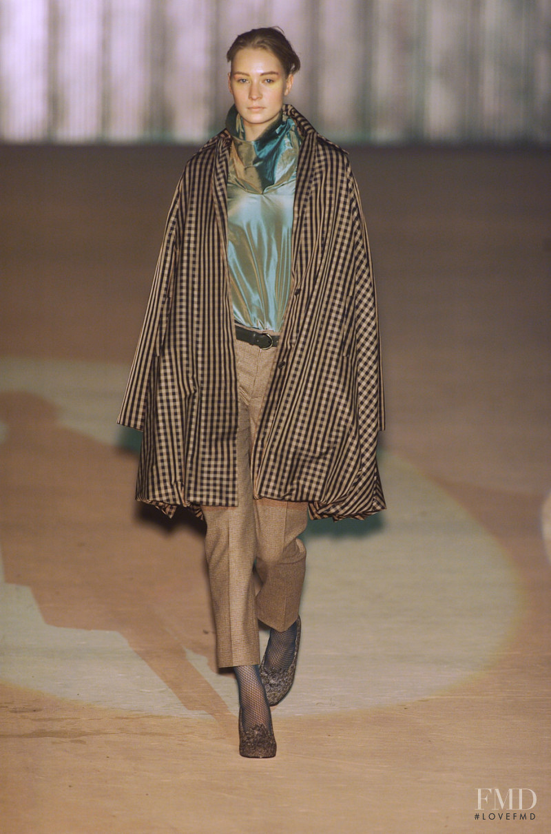 Romeo Gigli fashion show for Autumn/Winter 2001