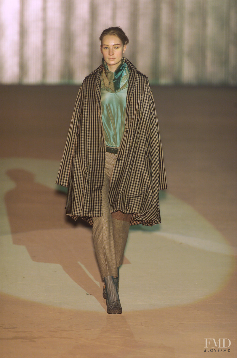 Romeo Gigli fashion show for Autumn/Winter 2001