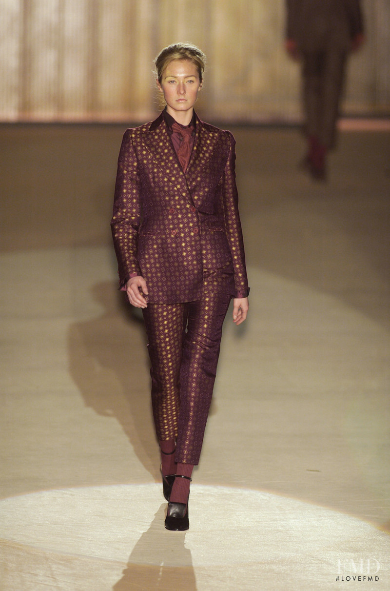 Romeo Gigli fashion show for Autumn/Winter 2001