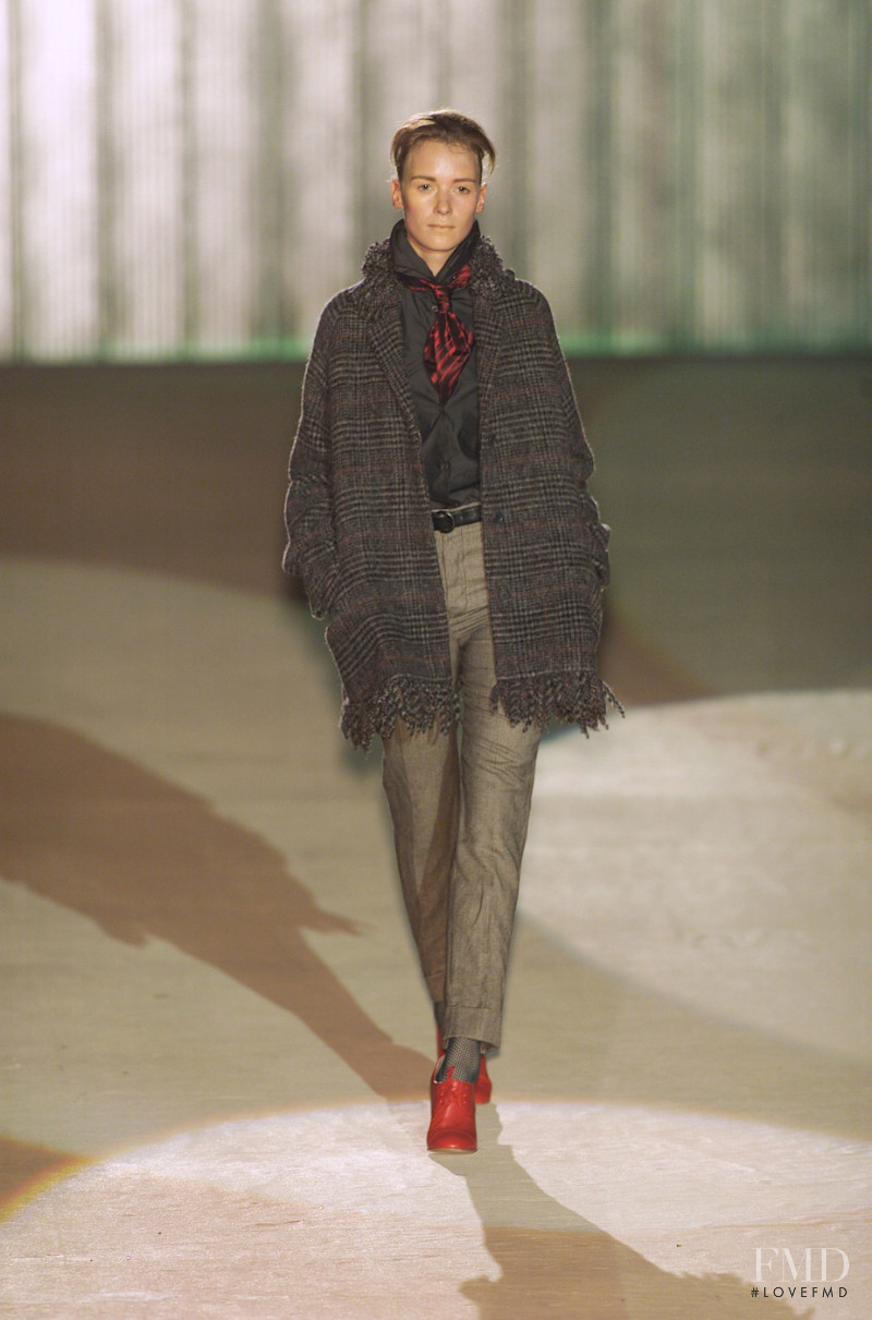 Romeo Gigli fashion show for Autumn/Winter 2001