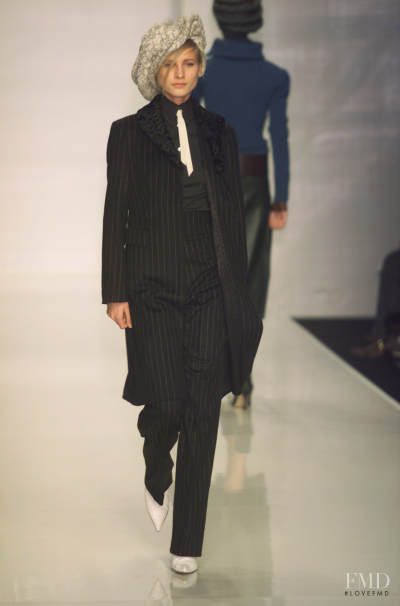 Victor Victoria fashion show for Autumn/Winter 2001