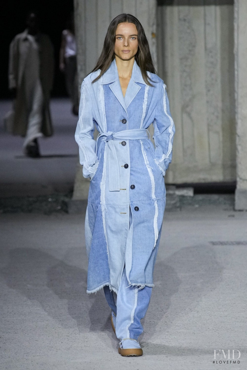 Anna de Rijk featured in  the Tod\'s fashion show for Spring/Summer 2023