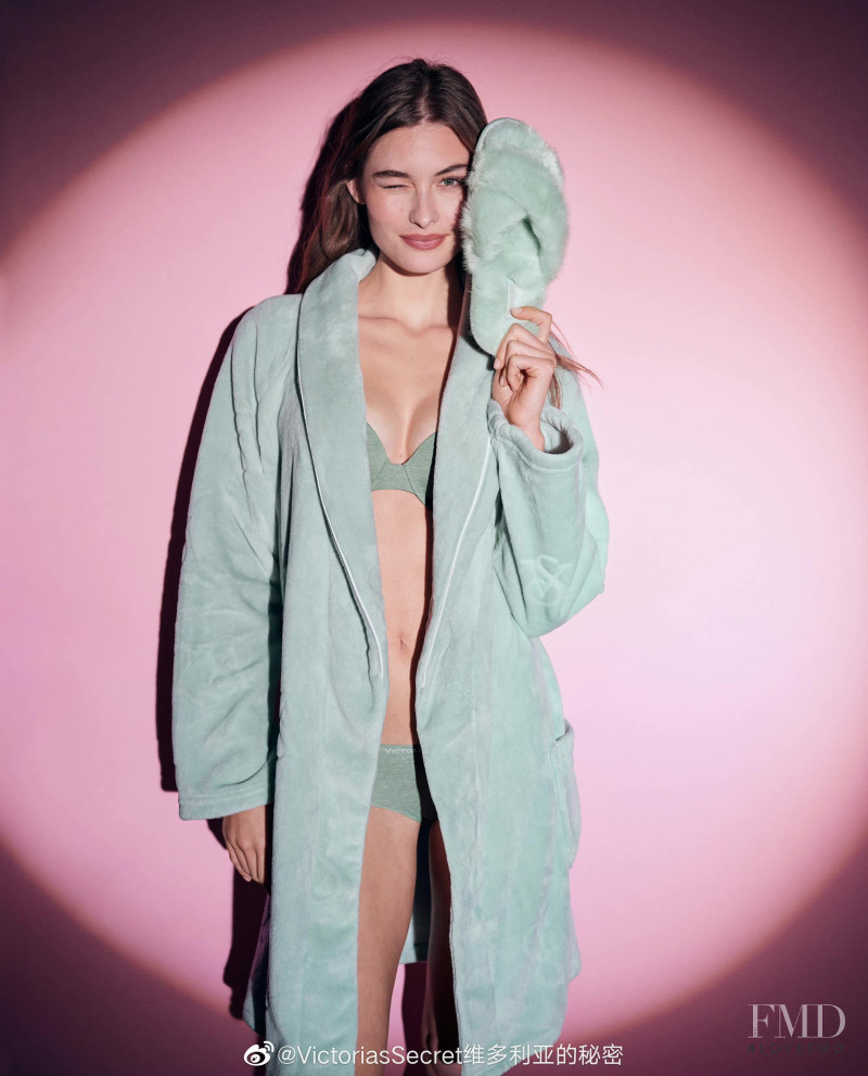 Grace Elizabeth featured in  the Victoria\'s Secret advertisement for Spring/Summer 2022