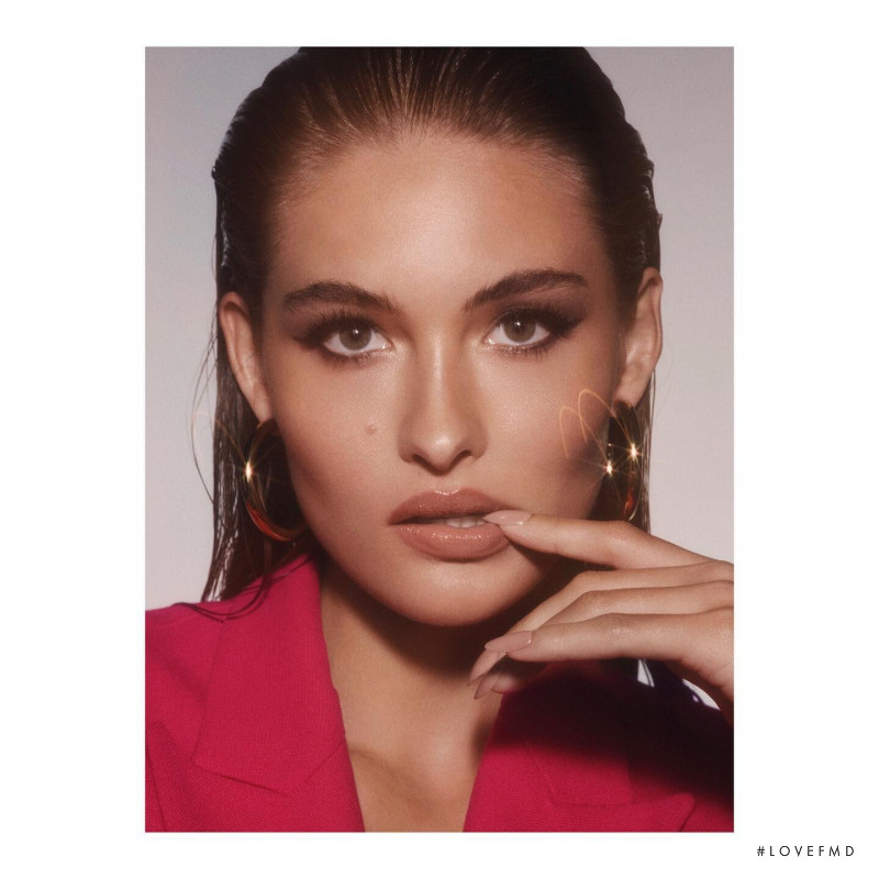 Grace Elizabeth featured in  the Estée Lauder advertisement for Spring/Summer 2022