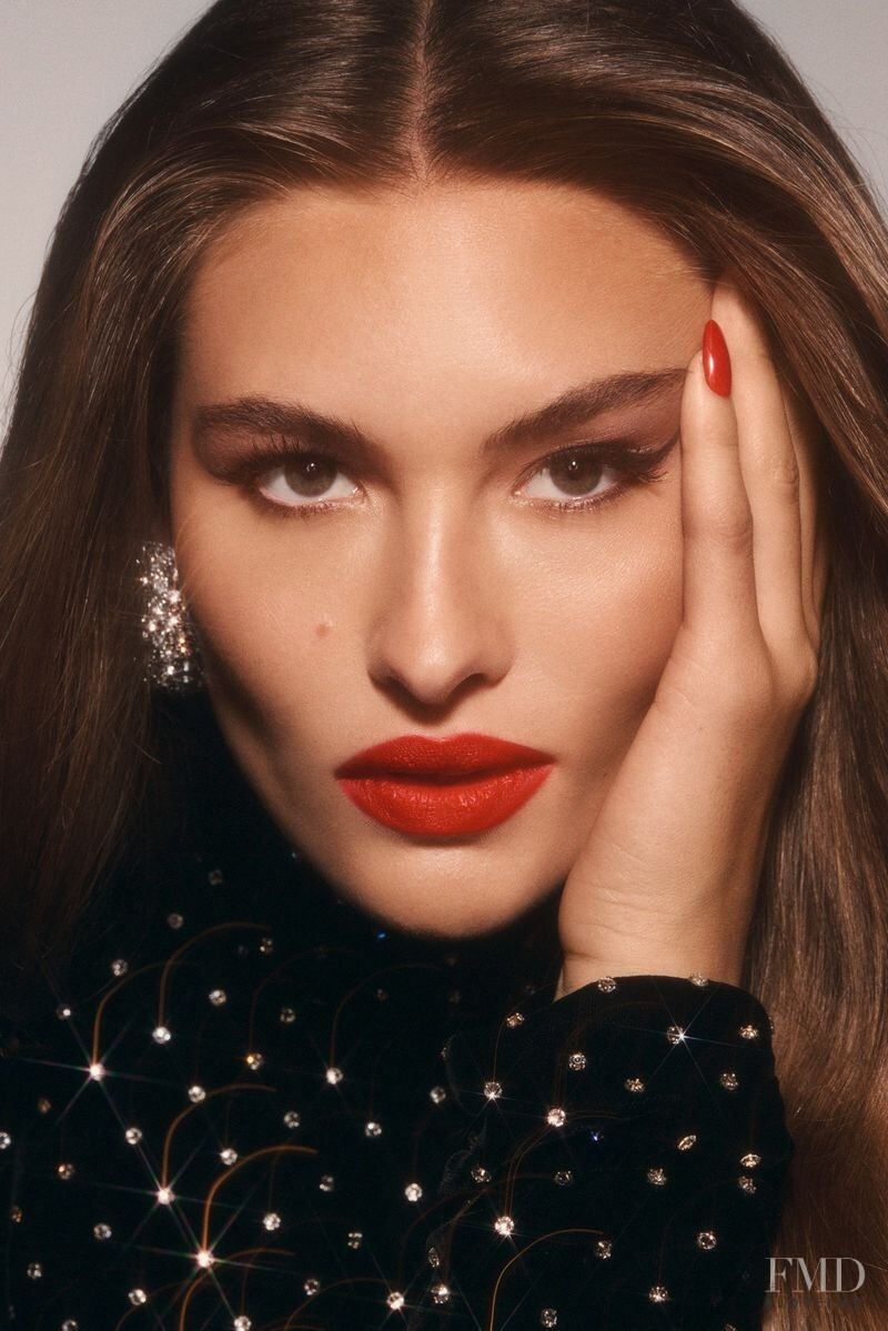 Grace Elizabeth featured in  the Estée Lauder advertisement for Spring/Summer 2022