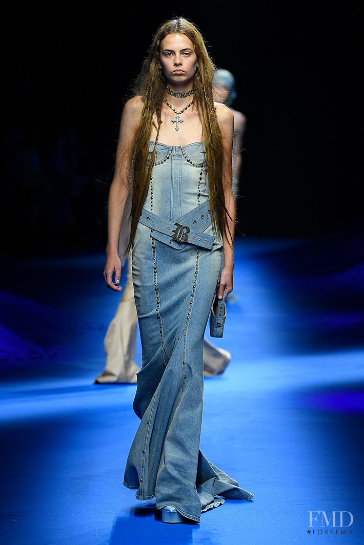 Nina Pronk featured in  the Blumarine fashion show for Spring/Summer 2023