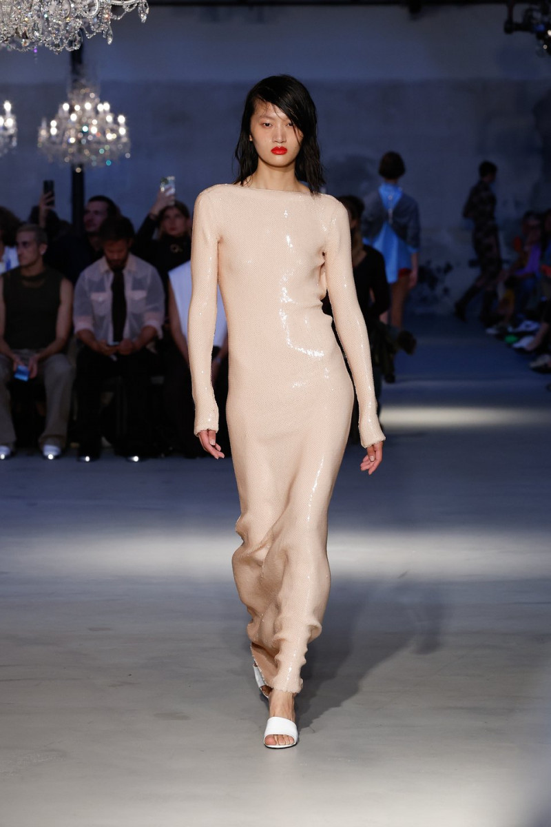 Yilan Hua featured in  the N° 21 fashion show for Spring/Summer 2023