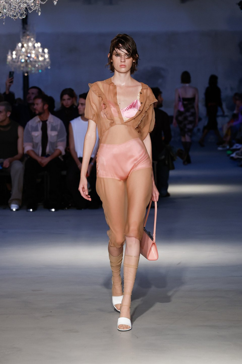Kristy Ponomar featured in  the N° 21 fashion show for Spring/Summer 2023