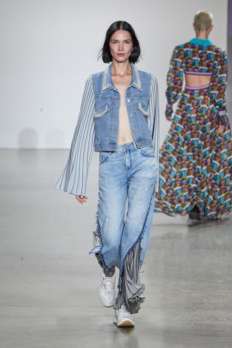 Vivienne Tam fashion show for Spring/Summer 2023