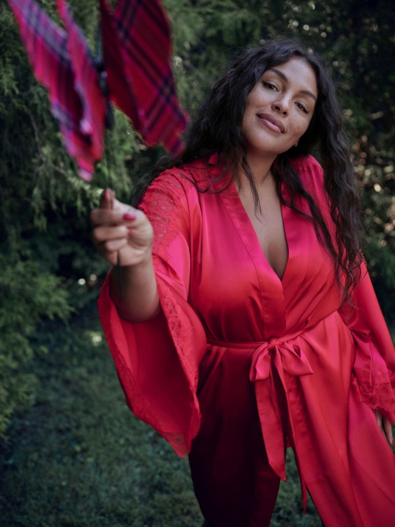 Paloma Elsesser featured in  the Victoria\'s Secret advertisement for Cruise 2021