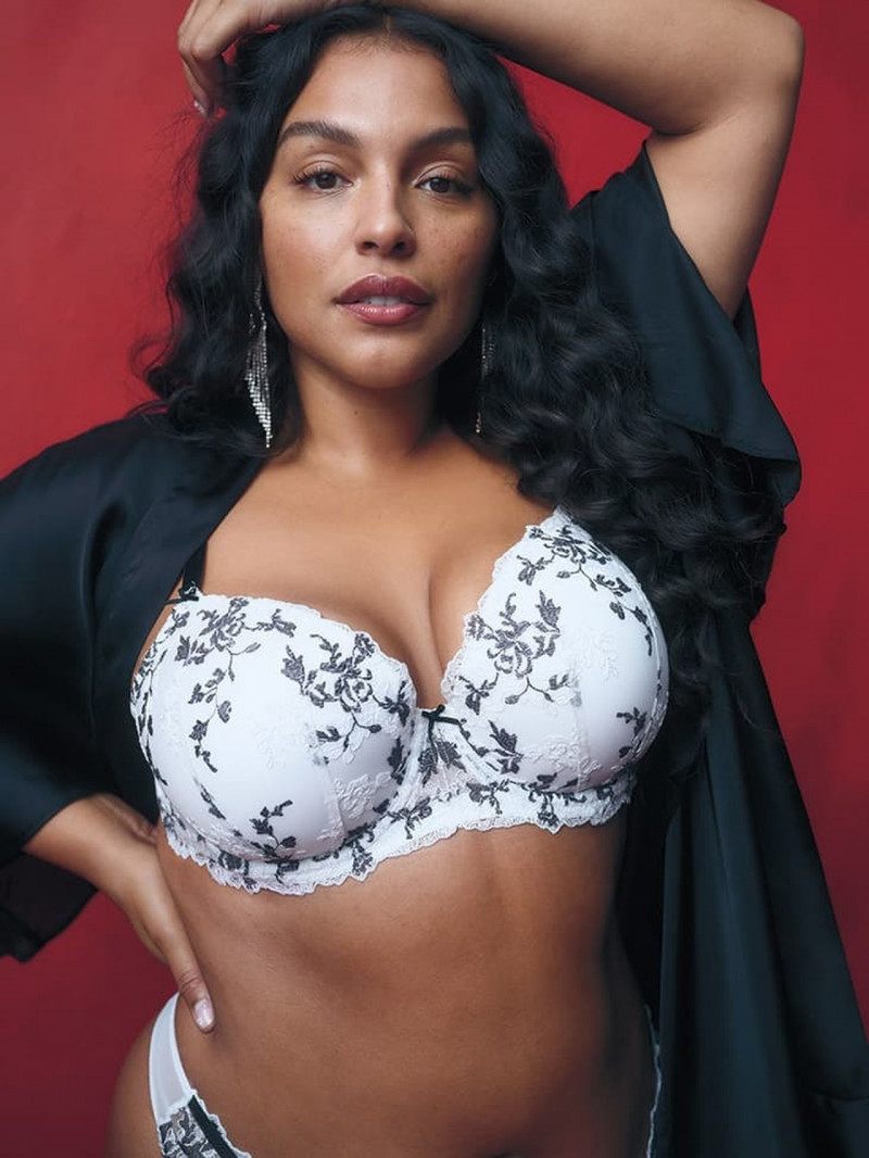 Paloma Elsesser featured in  the Victoria\'s Secret advertisement for Cruise 2021