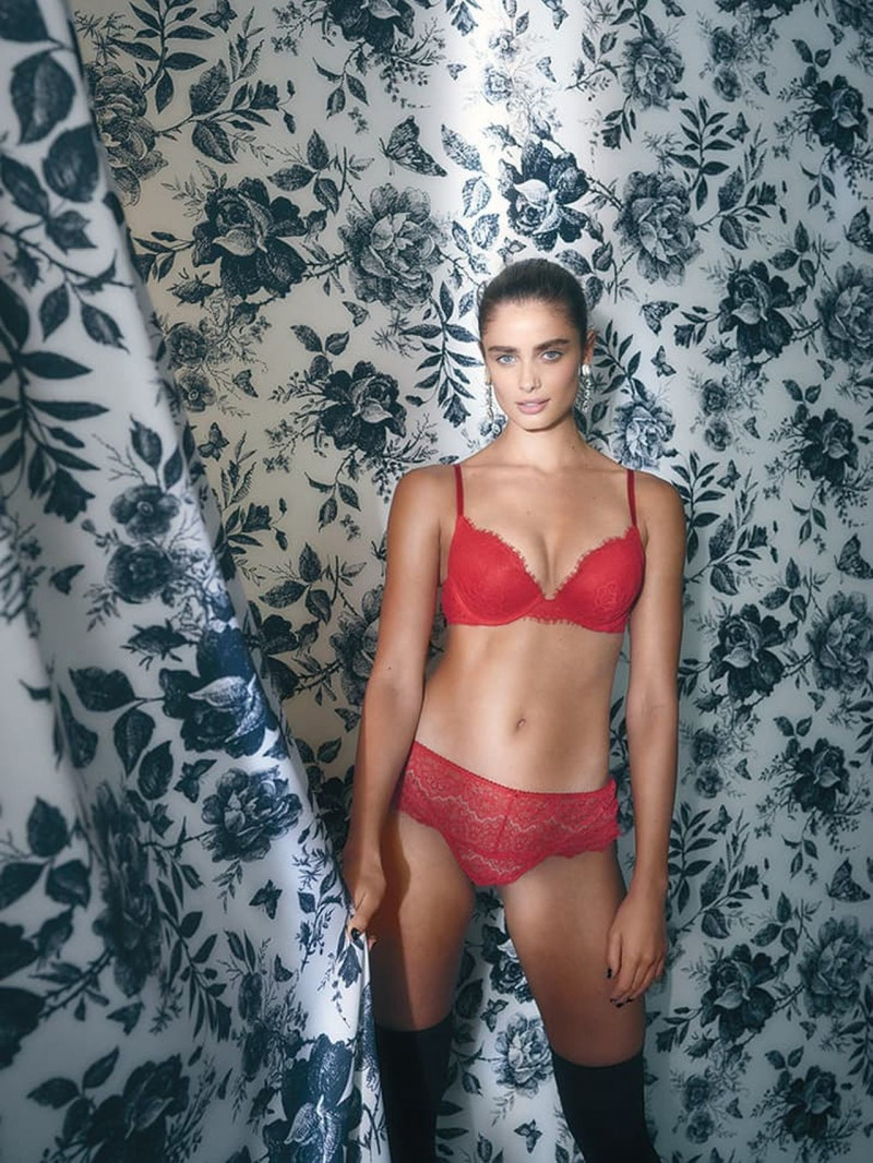 Taylor Hill featured in  the Victoria\'s Secret advertisement for Cruise 2021