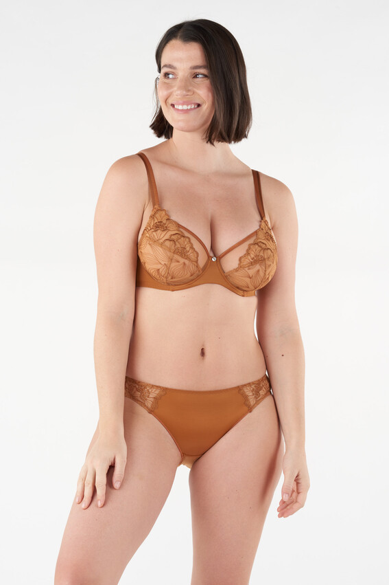 Sabrina Laporte featured in  the Lejaby catalogue for Autumn/Winter 2022