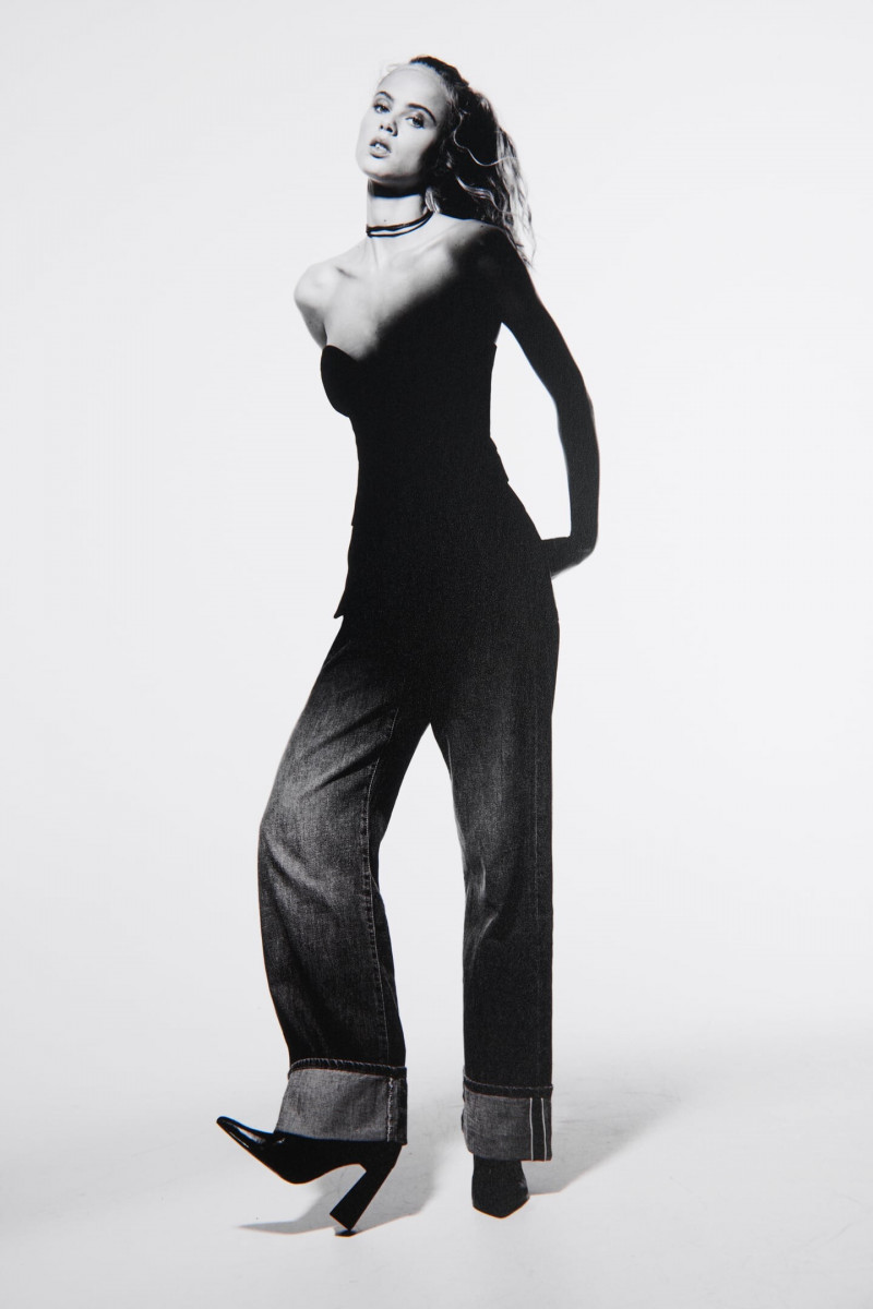 Olivia Vinten featured in  the Zara advertisement for Winter 2022